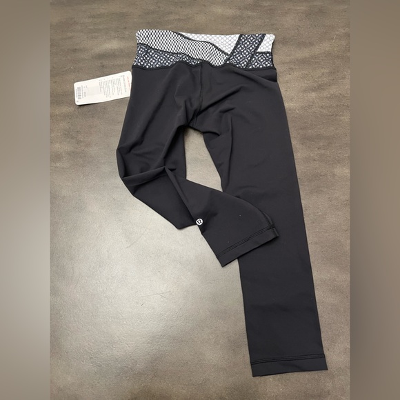 Lululemon crop yoga pants size 4 - Picture 3 of 7